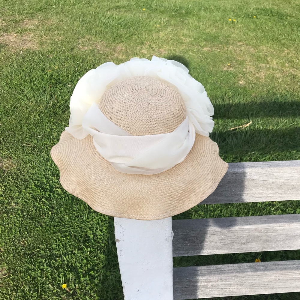 Whitehall & Shon natural straw hat w/scalloped brim